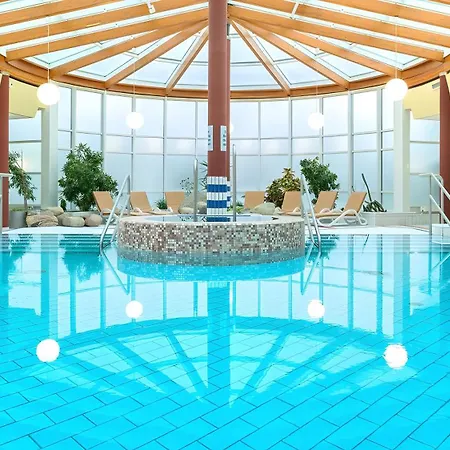 Duenenhaus Schwimmbadnutzung * Goehren (Ruegen)